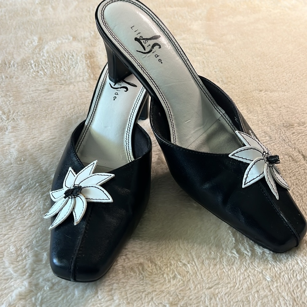 LifeStride black & white vintage flower pointy low heel pumps, flower/tassel